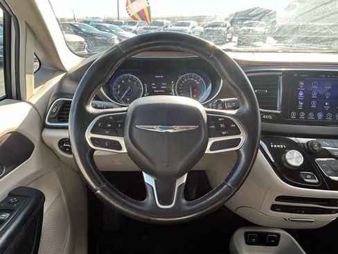 Used 2017 Chrysler Pacifica Touring-L Plus w/ Uconnect Theatre Group image 14