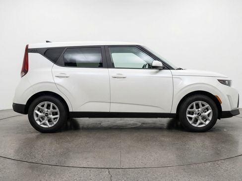 Used 2025 Kia Soul LX w/ LX Technology Package FWD image 11