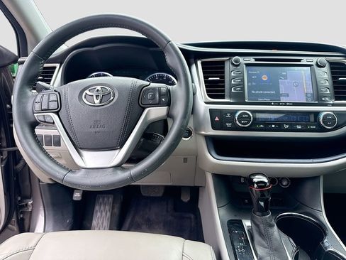 Used 2016 Toyota Highlander XLE FWD image 25