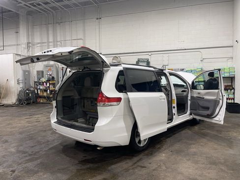 Used 2011 Toyota Sienna LE image 28