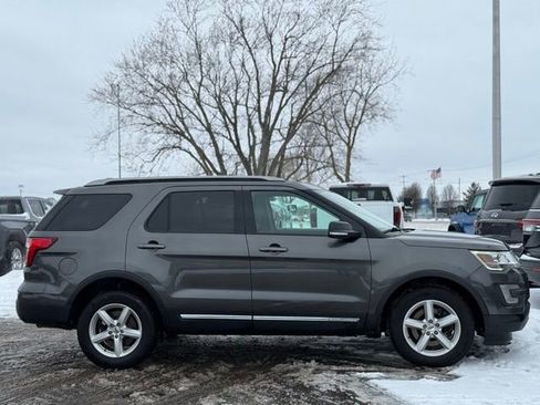 Used 2017 Ford Explorer XLT image 35