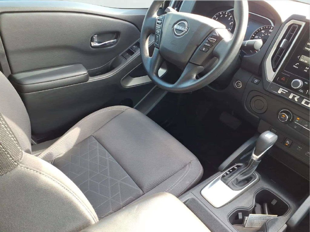 Used 2025 Nissan Frontier SV RWD image 9