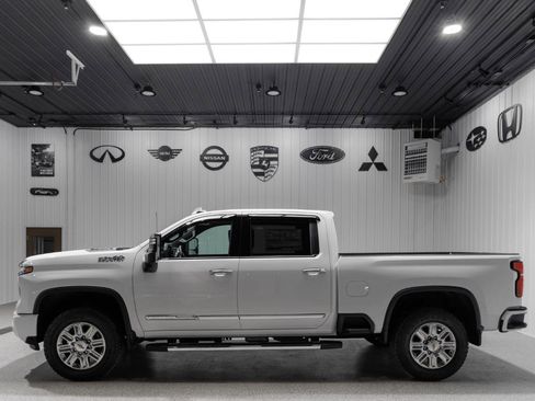 Used 2025 Chevrolet Silverado 2500 High Country w/ Technology Package image 3