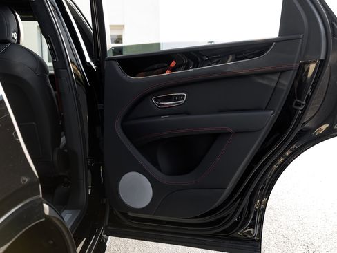 Used 2024 Bentley Bentayga image 43