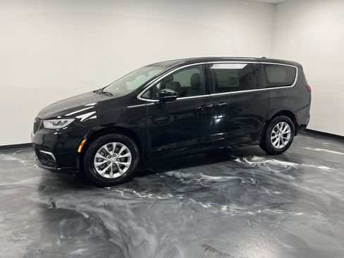 New 2026 Chrysler Pacifica Select image 22