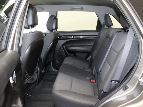Used 2012 Kia Sorento FWD w/ Third Row Pkg image 4