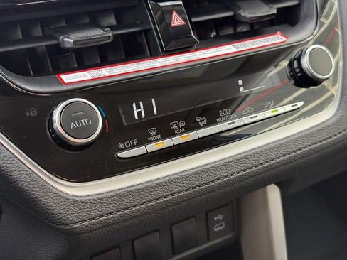 Used 2025 Toyota Corolla Cross LE image 27