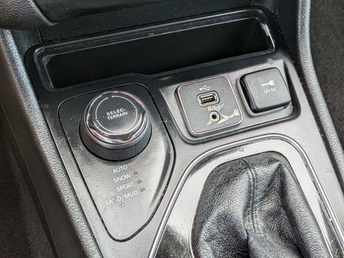 Used 2019 Jeep Cherokee Limited w/ Technology Group AWD/4WD image 21