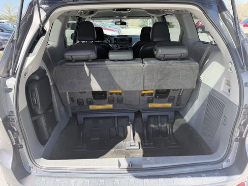 Used 2014 Toyota Sienna SE FWD image 18