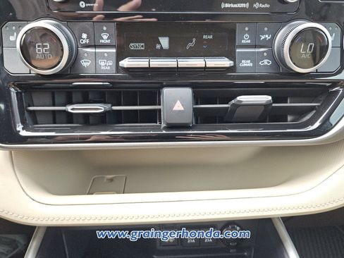 Used 2020 Toyota Highlander XLE FWD image 17