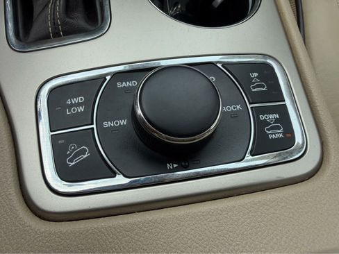 Used 2017 Jeep Grand Cherokee Overland w/ Jeep Active Safety Group AWD/4WD image 26
