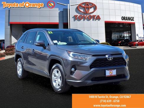 Used 2021 Toyota RAV4 XLE w/ Convenience Package FWD image 1