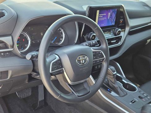 Used 2024 Toyota Highlander XLE image 2