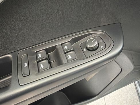New 2026 Volkswagen Taos SE FWD image 15