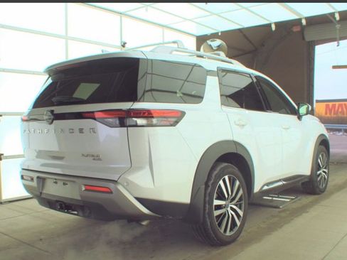 Used 2025 Nissan Pathfinder Platinum image 2