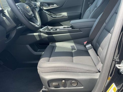 New 2026 Chevrolet Equinox LT w/ Convenience Package II FWD image 17