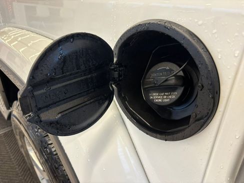 Used 2019 Jeep Wrangler Unlimited Sahara image 36