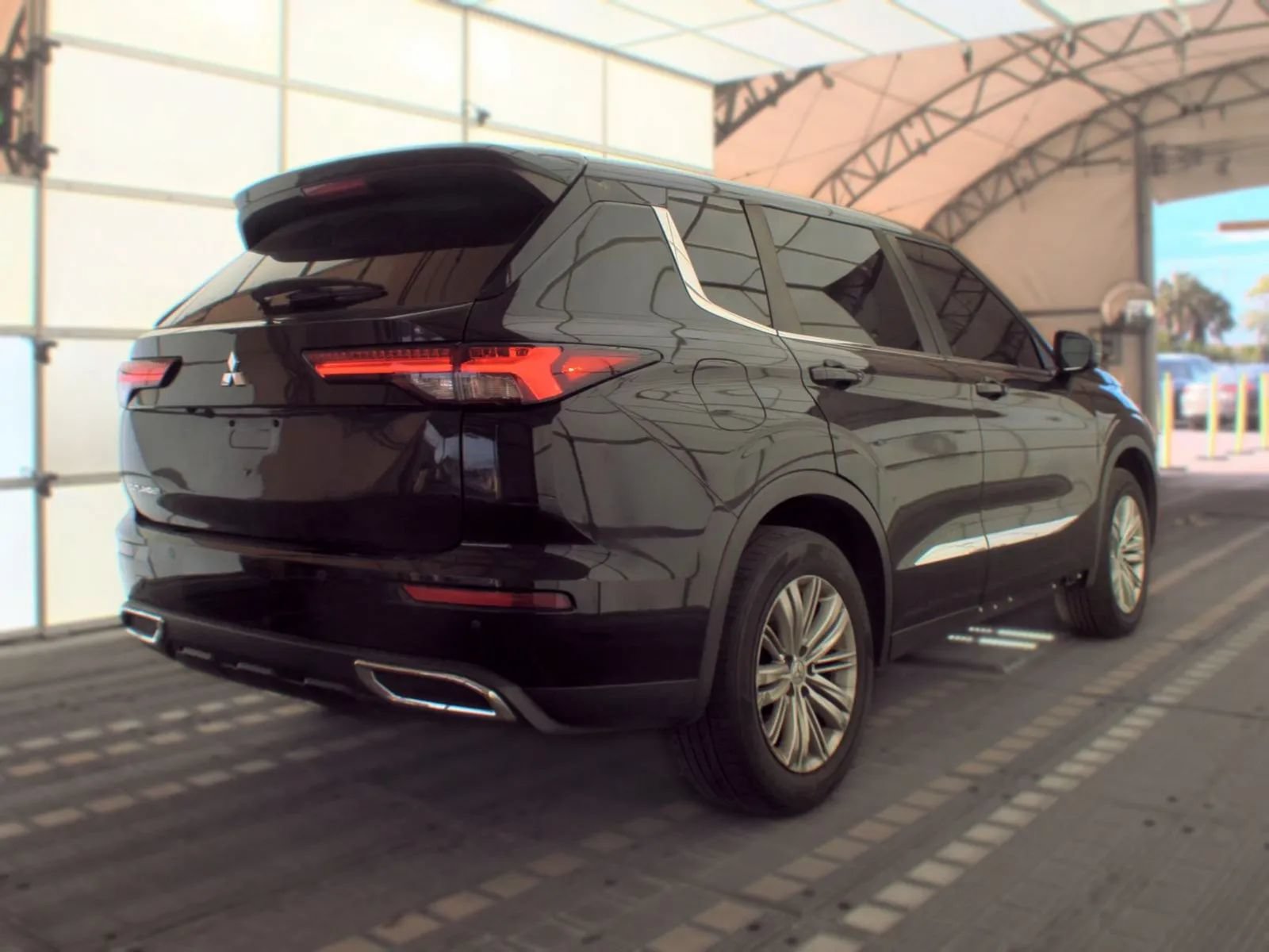 Used 2022 Mitsubishi Outlander ES FWD image 3