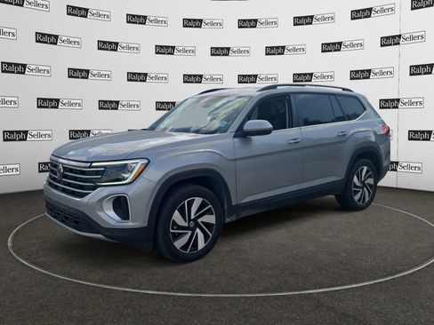 Used 2025 Volkswagen Atlas SE image 2