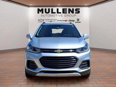 Used 2022 Chevrolet Trax LT w/ LT Convenience Package AWD/4WD image 2