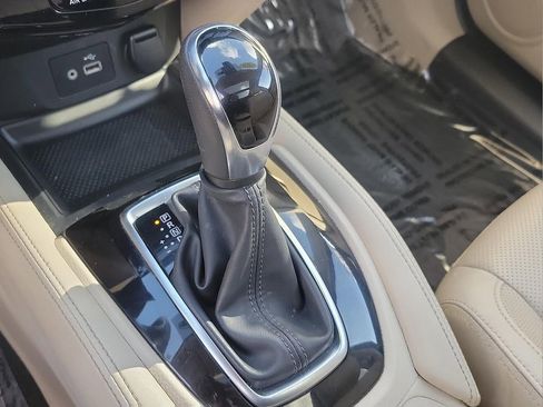 Used 2018 Nissan Rogue SL w/ Premium Package image 13