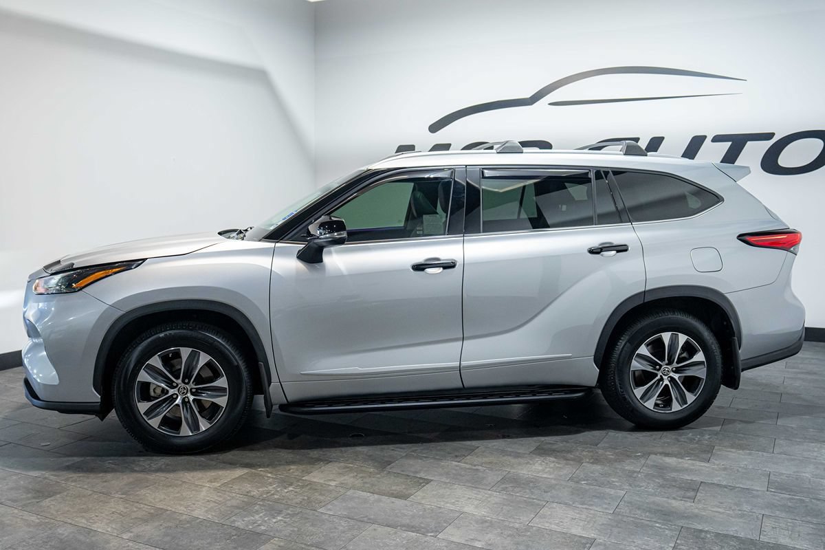 Used 2022 Toyota Highlander XLE AWD/4WD image 3