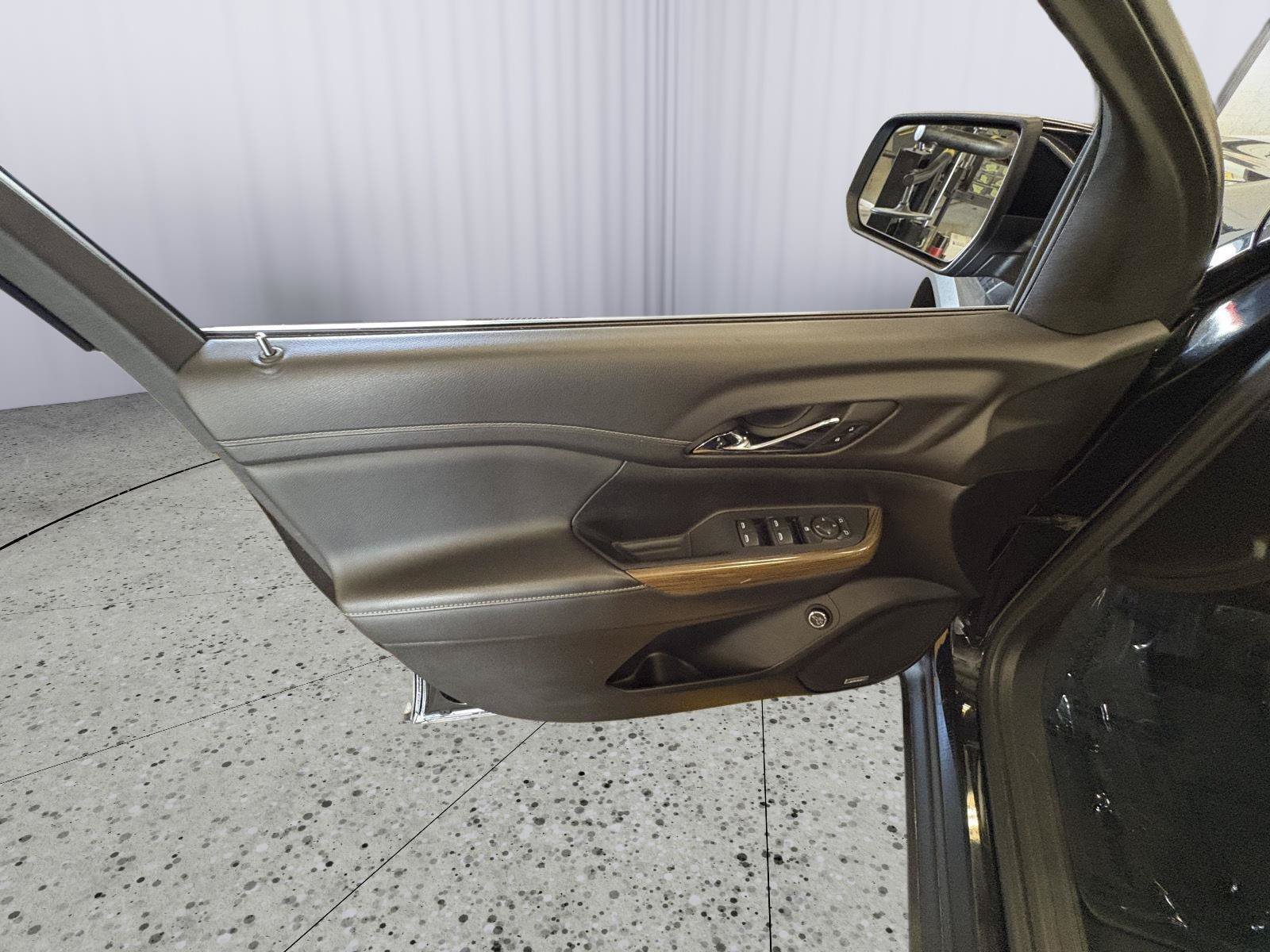 Used 2022 GMC Acadia SLE w/ Driver Convenience Package FWD image 21