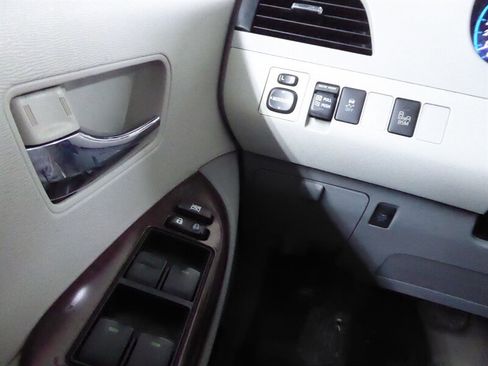 Used 2013 Toyota Sienna XLE FWD image 18