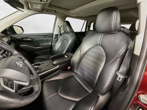 Used 2022 Toyota Highlander XLE FWD image 8