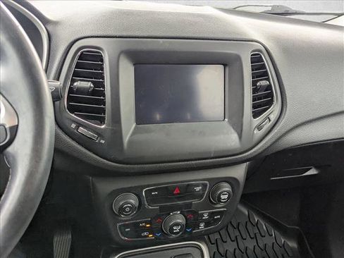 Used 2020 Jeep Compass Latitude w/ Premium Lighting Group image 9