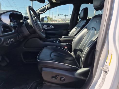 Used 2025 Chrysler Pacifica Limited FWD image 14