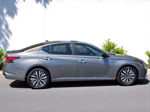 Used 2024 Nissan Altima 2.5 SV image 10