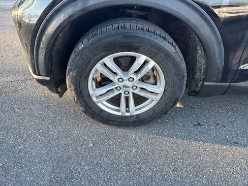 Used 2022 Ford Explorer XLT w/ Equipment Group 202A image 8