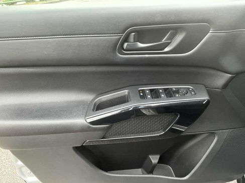 Used 2024 Nissan Pathfinder S image 16
