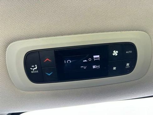 Used 2023 Chrysler Pacifica Touring-L FWD image 40
