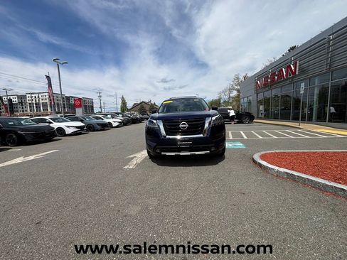 Used 2023 Nissan Pathfinder SL AWD/4WD image 2