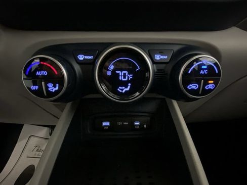 Used 2023 Hyundai Venue Limited FWD image 19