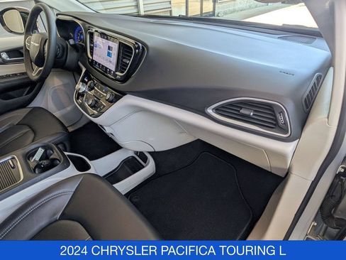 Used 2024 Chrysler Pacifica Touring-L FWD image 34