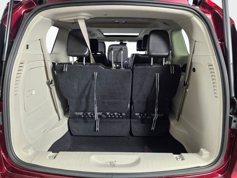 Used 2022 Chrysler Pacifica Limited w/ Uconnect Theater Family Group FWD image 17