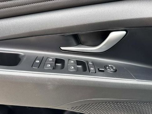 Used 2025 Hyundai Elantra SEL FWD image 21