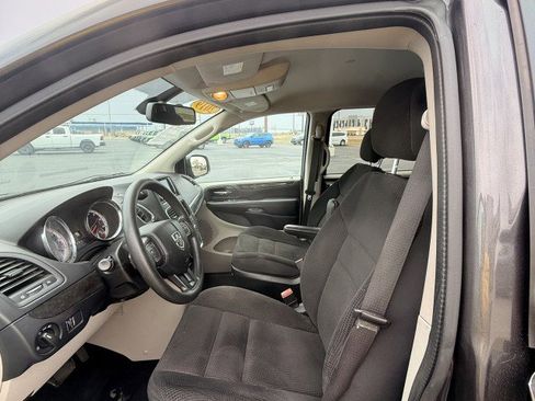 Used 2019 Dodge Grand Caravan SE w/ UConnect Hands-Free Group image 16