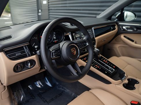 Used 2025 Porsche Macan image 4