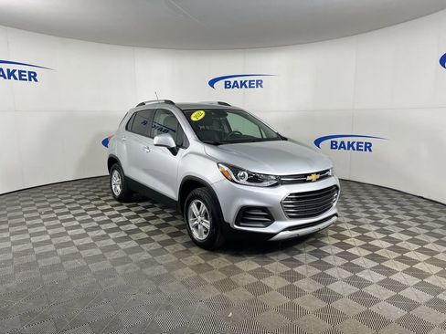 Used 2022 Chevrolet Trax LT w/ LT Convenience Package image 2