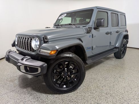 Used 2025 Jeep Wrangler Sahara image 18
