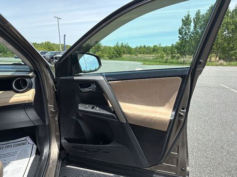 Used 2014 Toyota RAV4 XLE FWD image 16