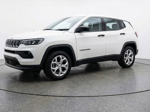 Used 2025 Jeep Compass Latitude image 3