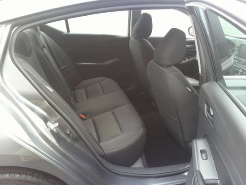 Used 2024 Nissan Altima 2.5 SV FWD image 25