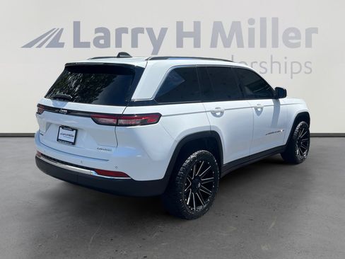 Used 2022 Jeep Grand Cherokee Laredo w/ Luxury Tech Group I AWD/4WD image 5