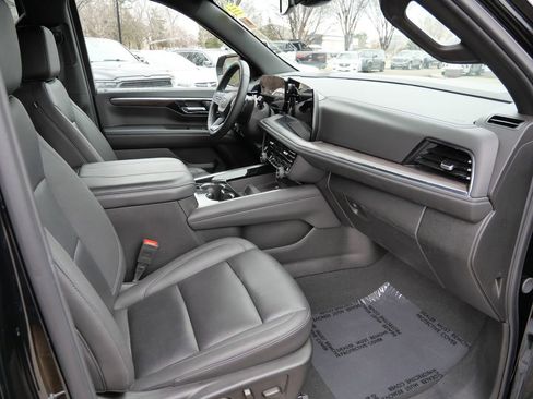 Used 2025 Chevrolet Suburban Z71 AWD/4WD image 14