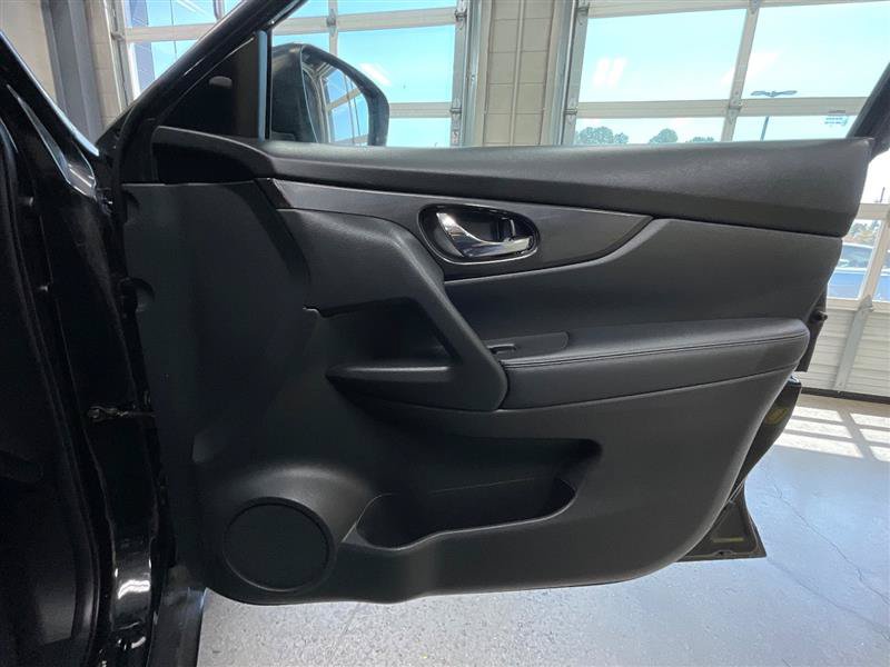 Used 2020 Nissan Rogue SV FWD image 31